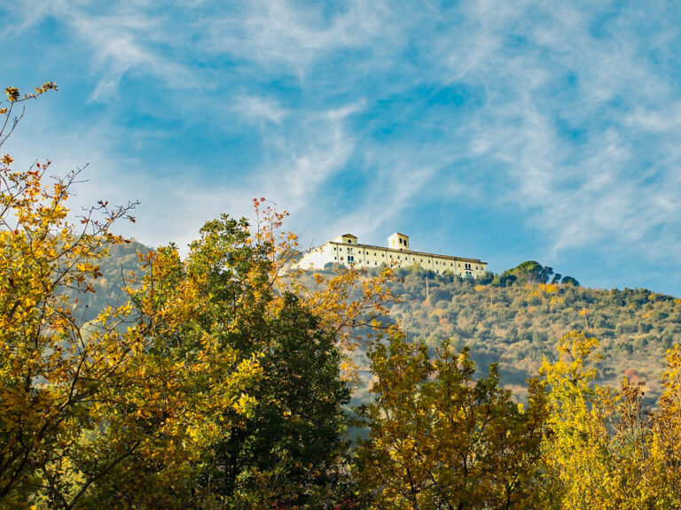 10 Monasterios y santuarios únicos de Italia